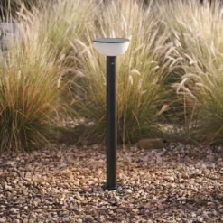 Lámpara LED solar para caminos Lindby Obintu, negra, 63 cm, con sensor