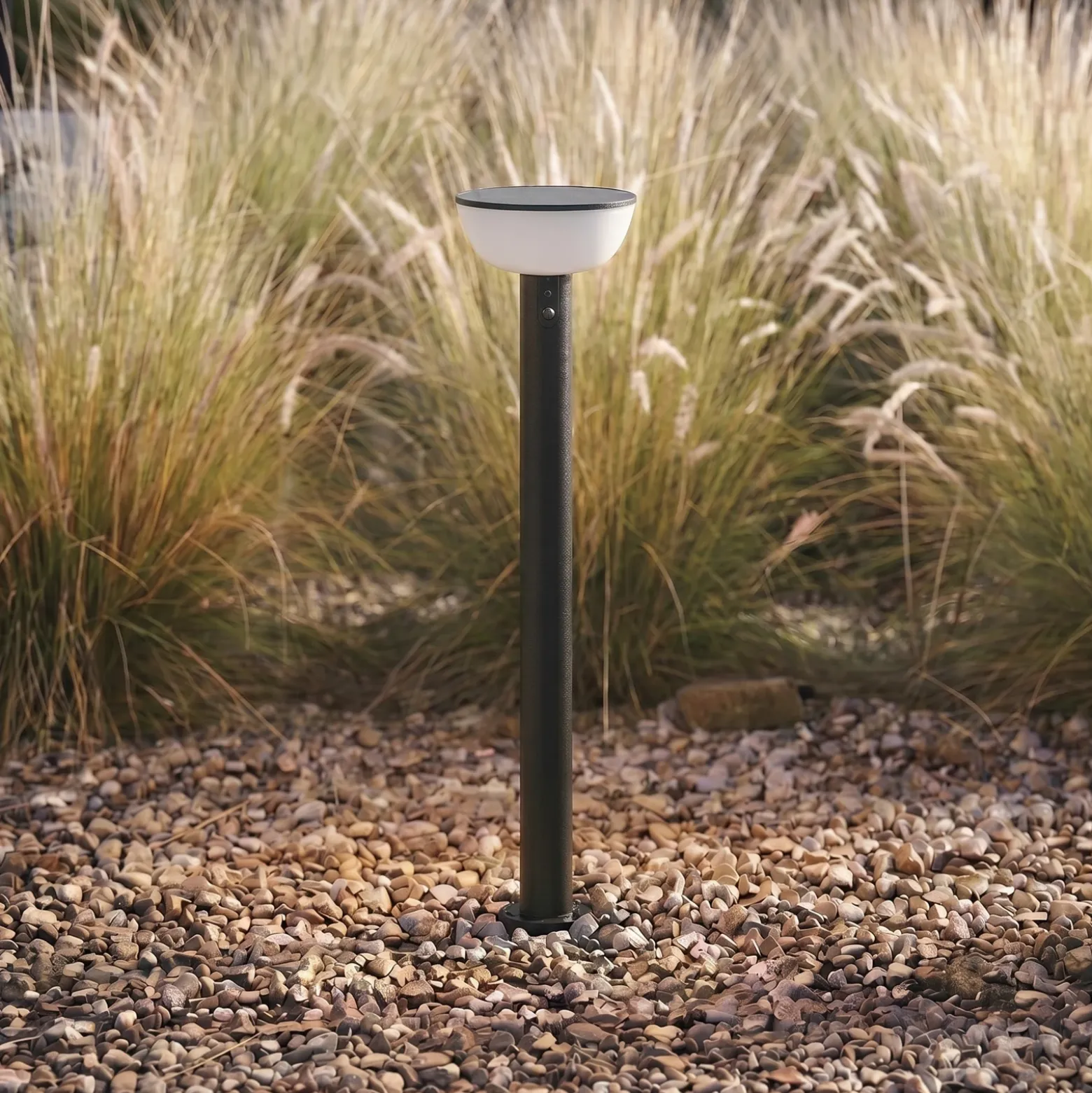 Lámpara LED solar para caminos Lindby Obintu, negra, 63 cm, con sensor