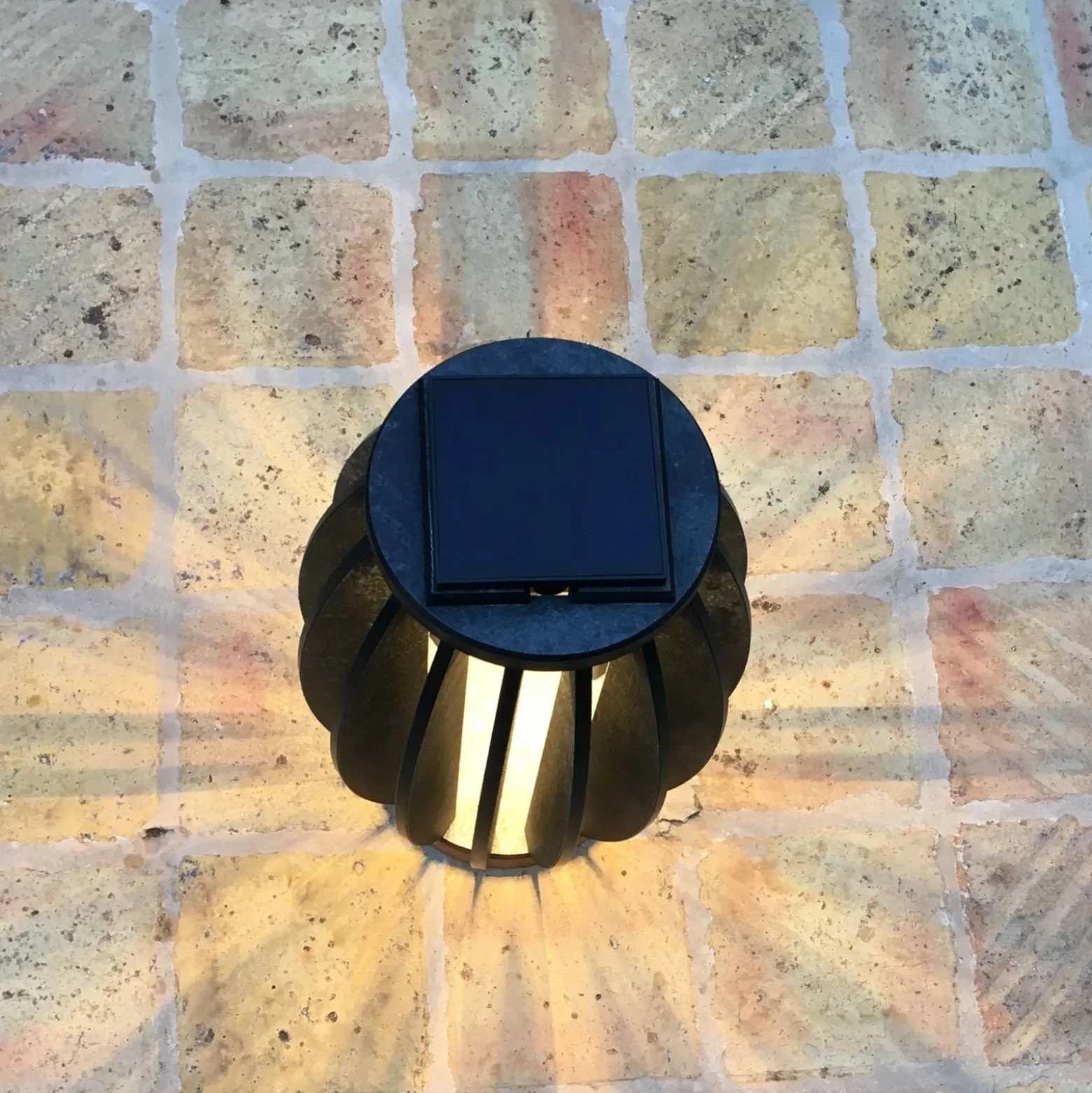 Lámpara LED solar Pastek de madera de teca, sensor