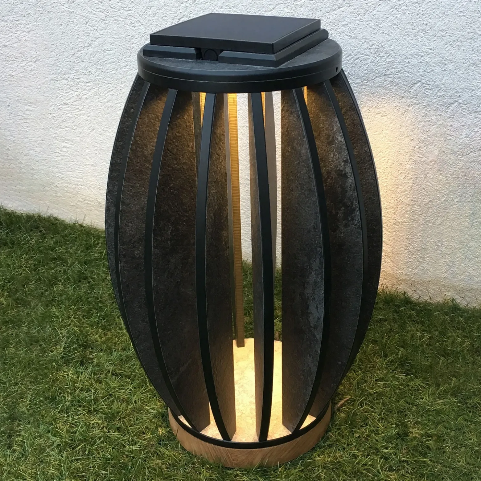 Lámpara LED solar Pastek de madera de teca, sensor