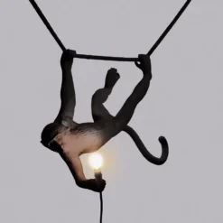 Lámpara SELETTI Monkey, ancho 44 cm, negra, enchufe, IP44