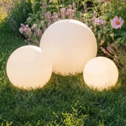 Lámparas LED solares Lago de Lindby, juego de 3, globos, pincho de suelo, blanco