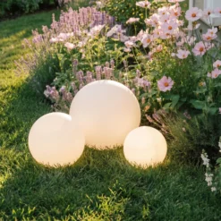 Lámparas LED solares Lago de Lindby, juego de 3, globos, pincho de suelo, blanco