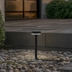 Lámpara solar LED con pica para suelo Lindby Brinca, negro, PC, sensor