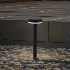 Lámpara solar LED con pica para suelo Lindby Brinca, negro, PC, sensor