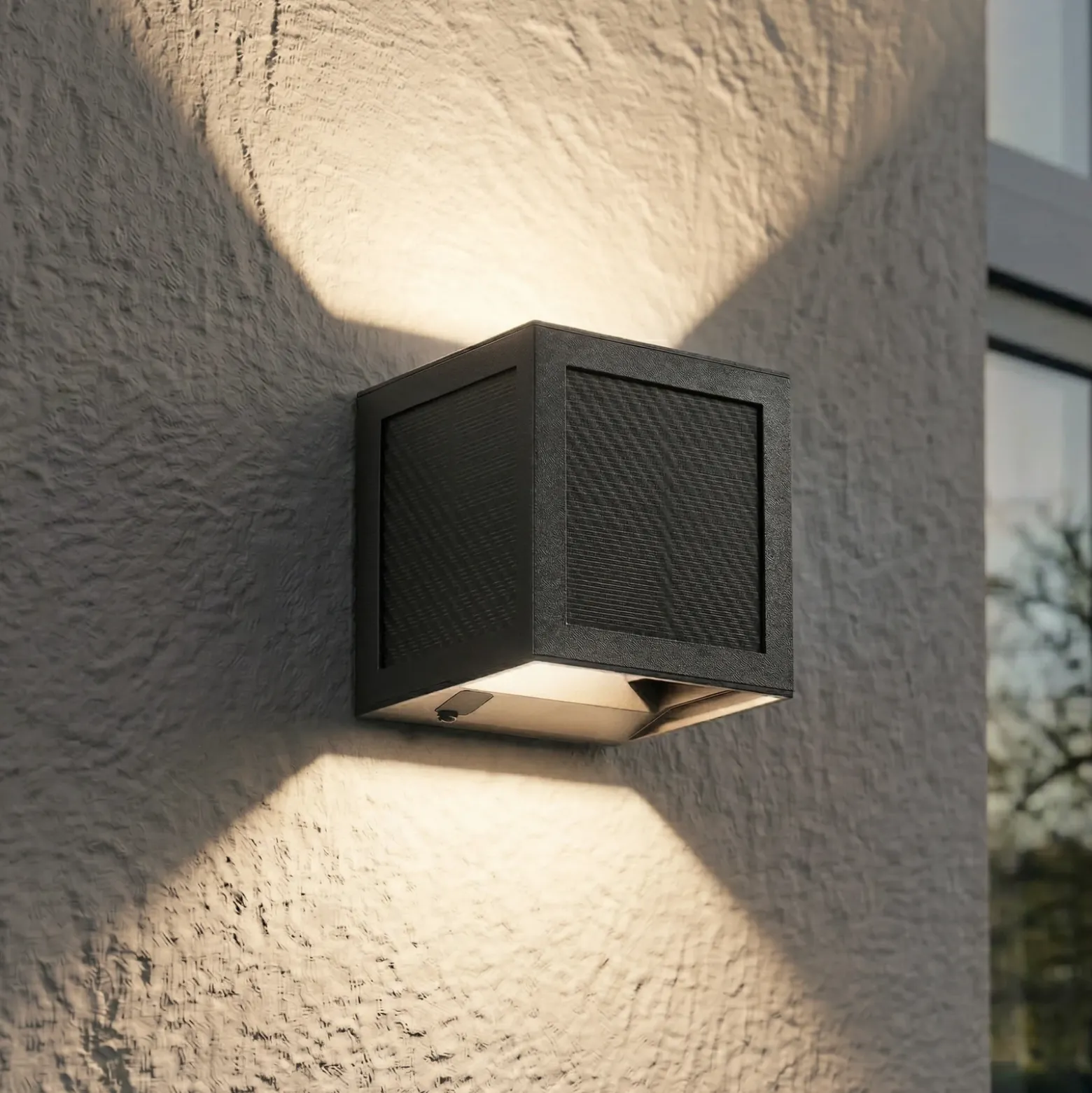 Lámpara solar LED de pared Avvin de PRIOS, negra, forma de cubo, con sensor