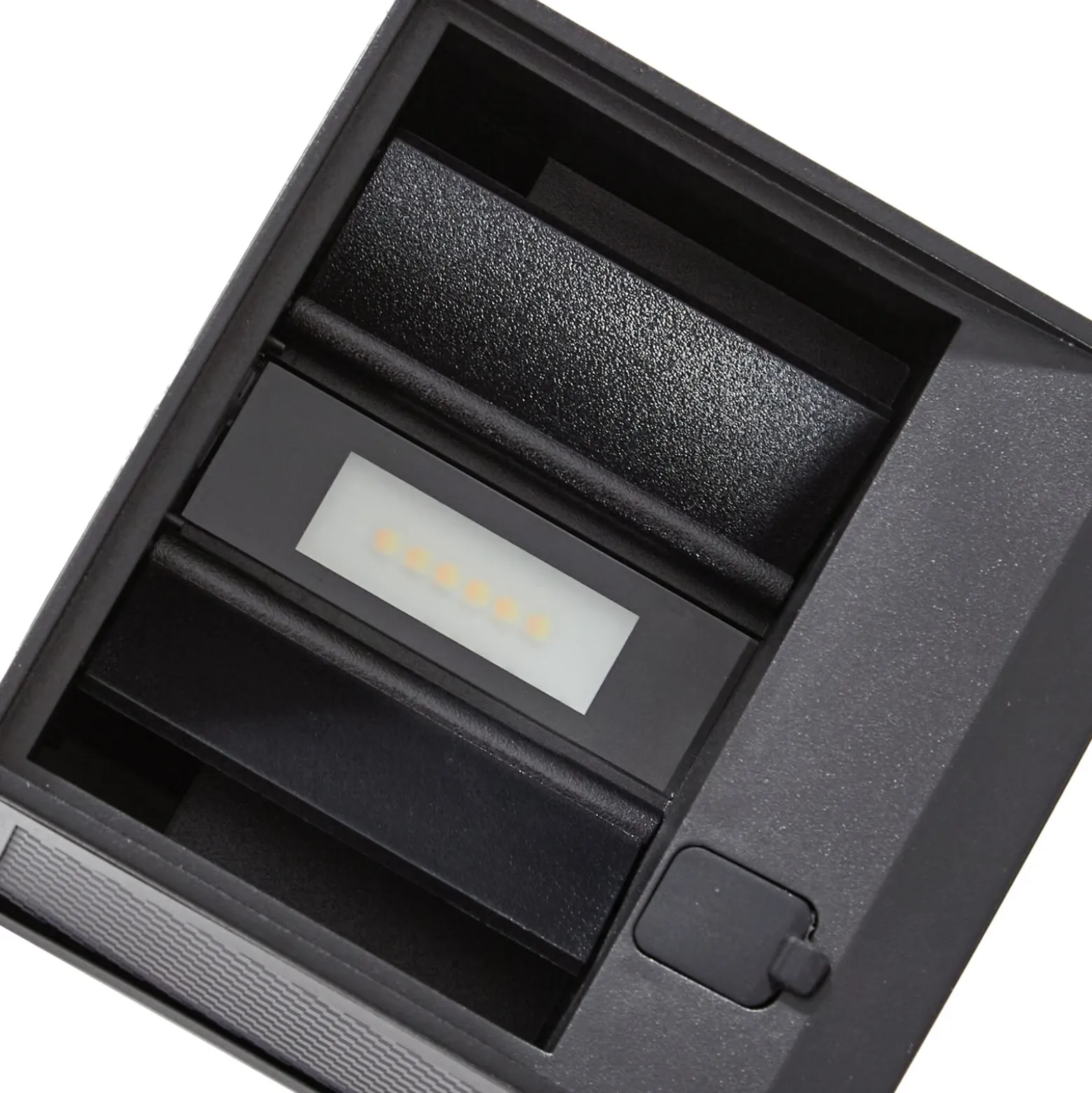 Lámpara solar LED de pared Avvin de PRIOS, negra, forma de cubo, con sensor