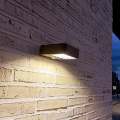 Lámpara solar LED de pared Megatron Wandia, sensor