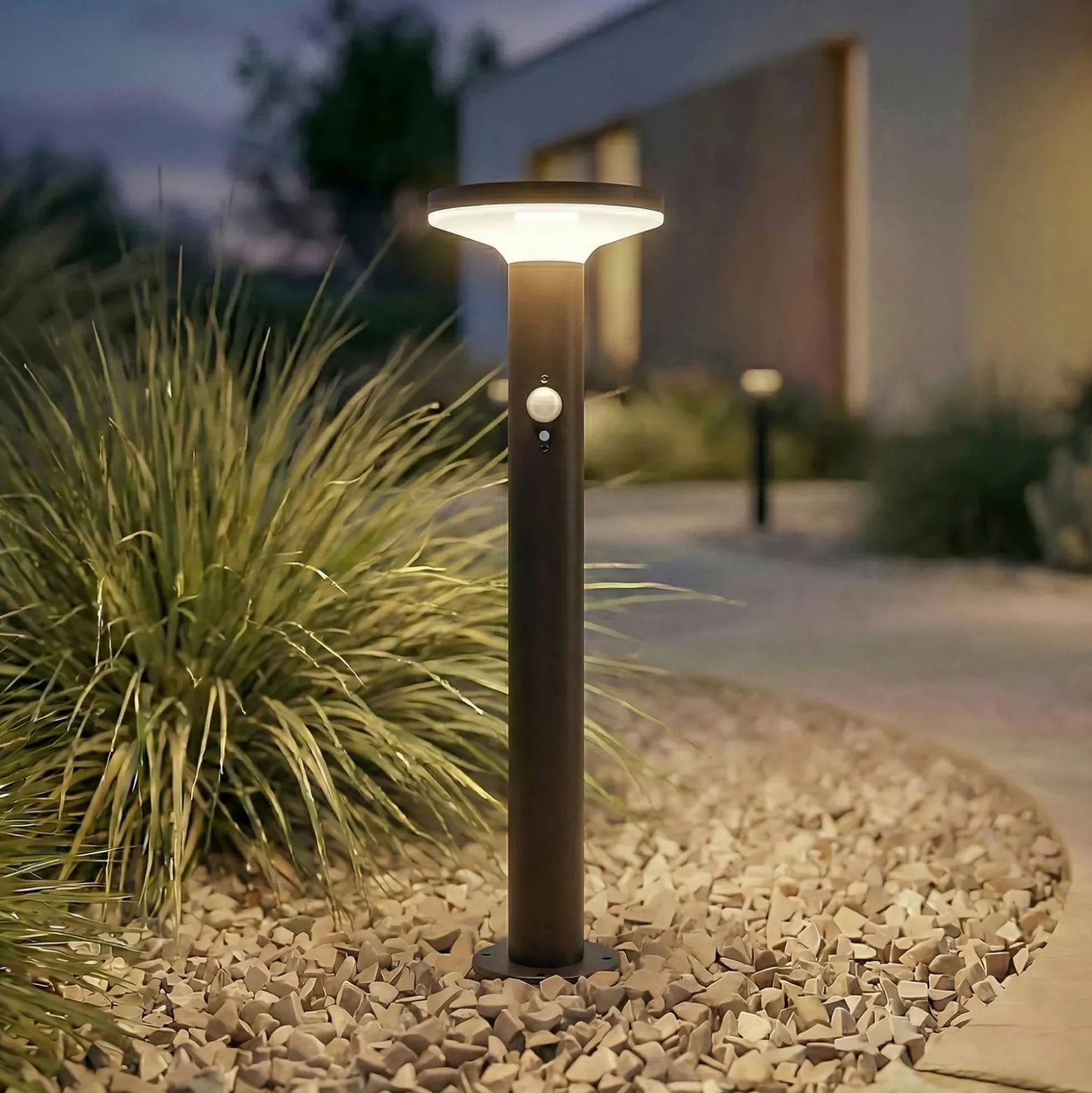Lámpara solar LED de pie Kalen de PRIOS, negra, 50 cm, con sensor