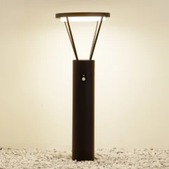 Lámpara solar LED para caminos Lucande Elario, 80 cm, CCT, sensor