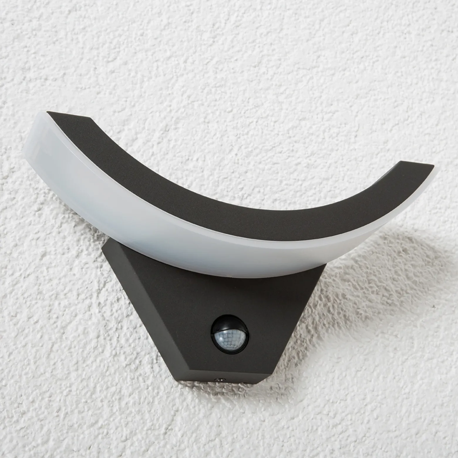 Lucande aplique LED para exterior Half, sensor, antracita, IP54