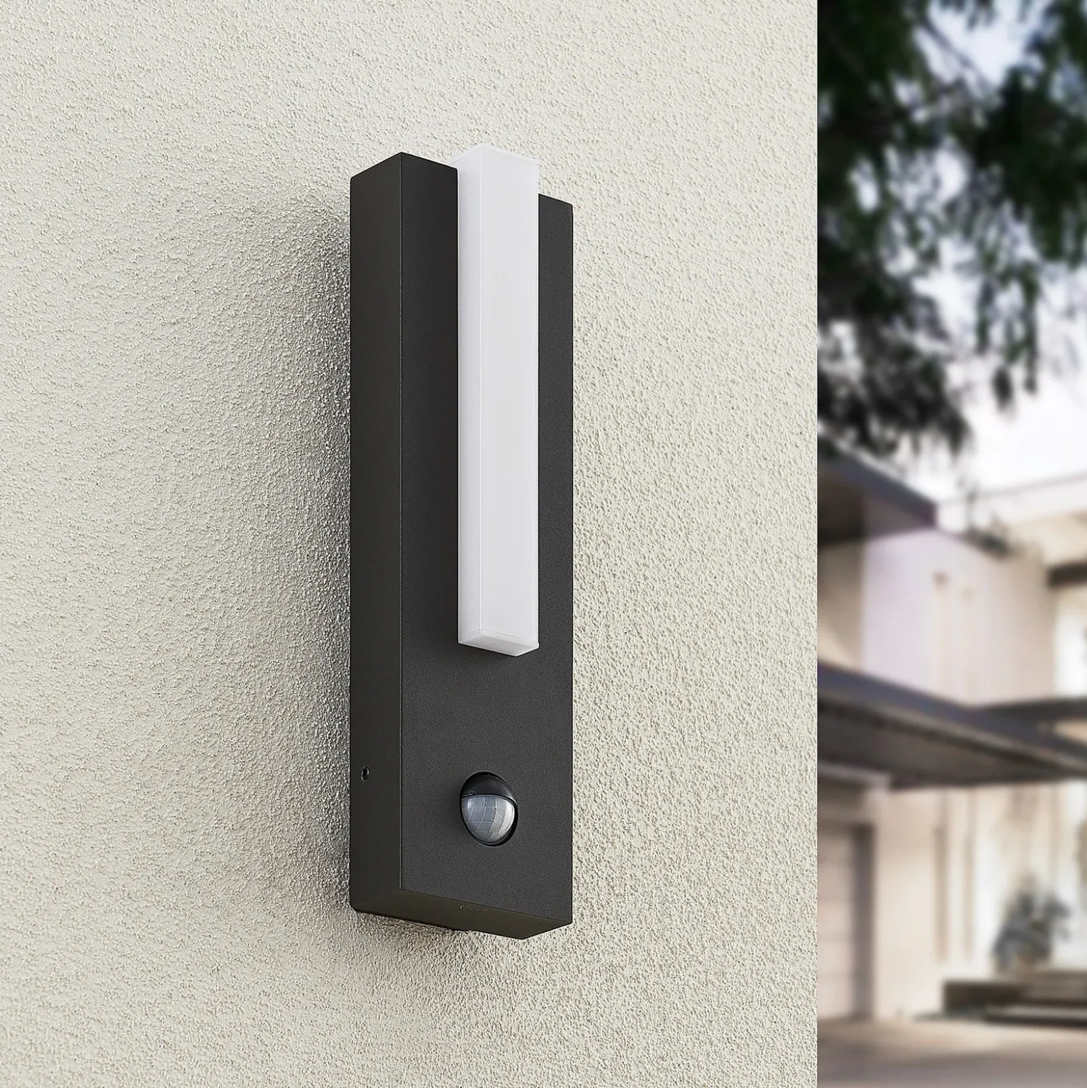 Lucande Aplique LED para exterior Virgalia, detector de movimiento, IP54