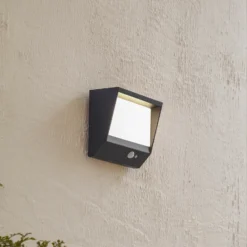 Lucande Aplique solar LED Dava, 14 cm de altura, aluminio, sensor