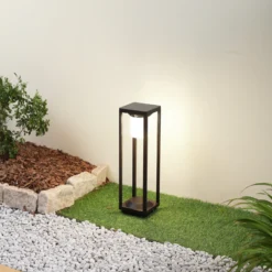 Lucande, baliza solar LED Nilea, 50 cm, negra, sensor