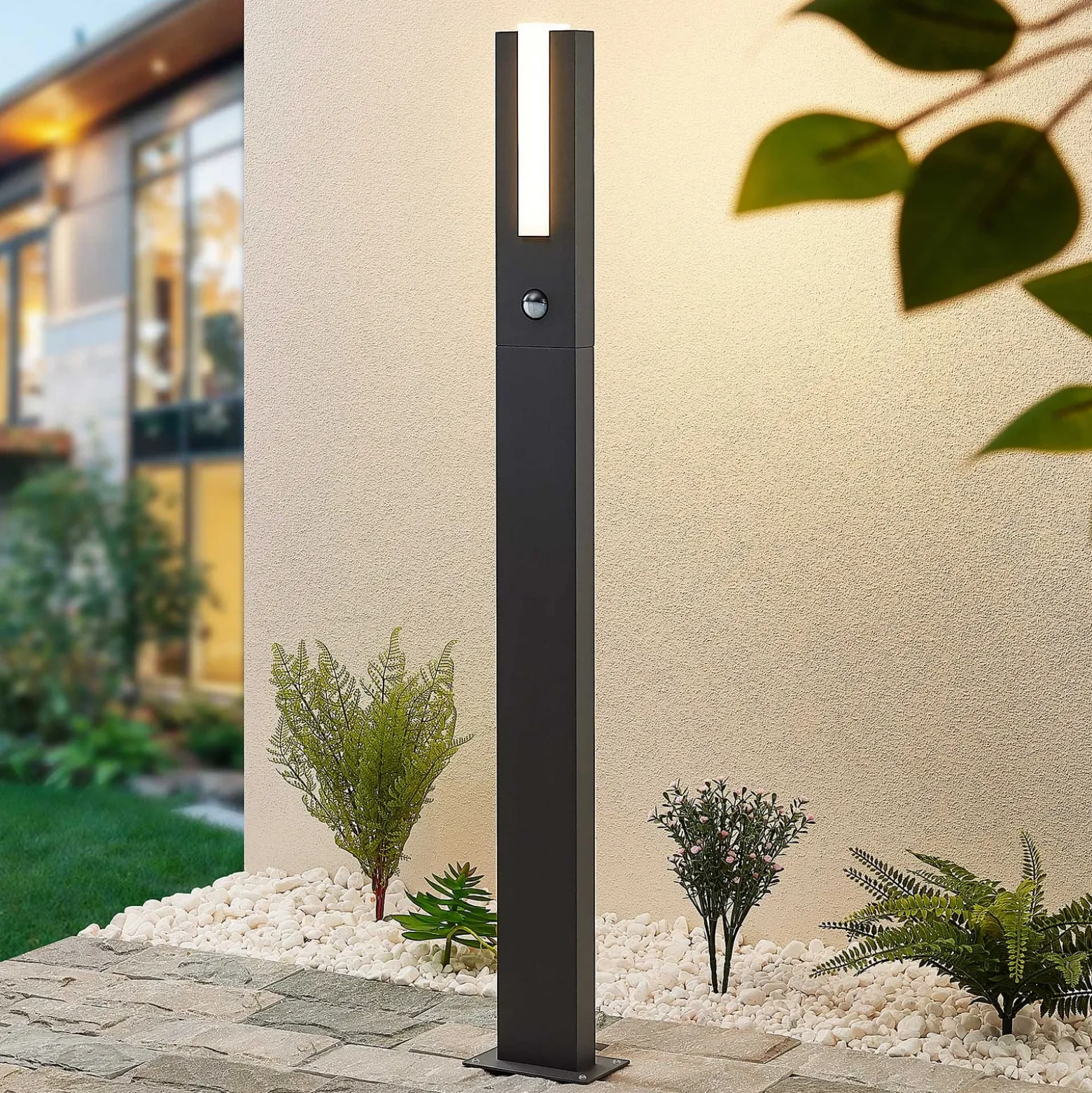 Lucande, bolardo luminoso LED Virgalia, detector de movimiento, 100 cm, IP54