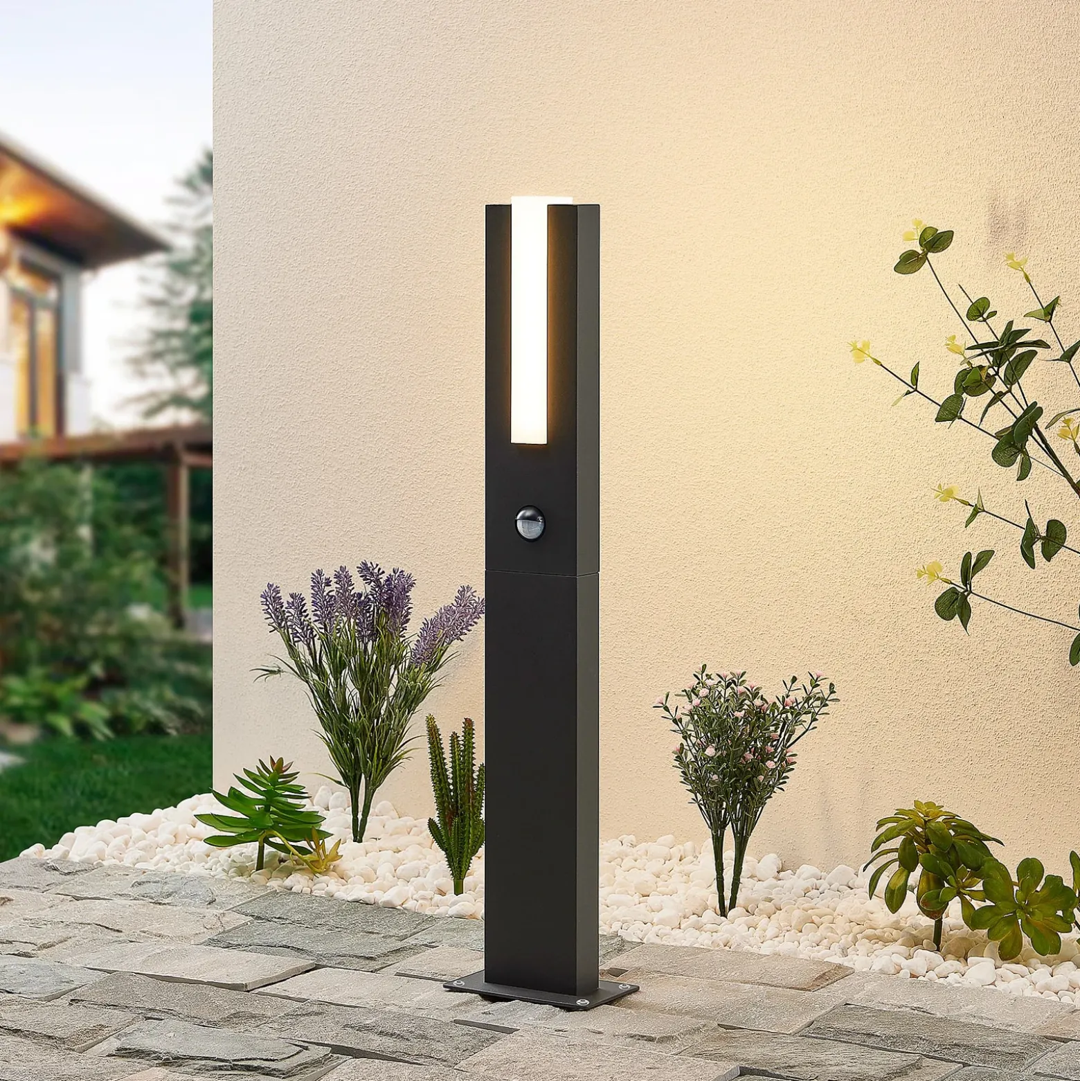 Lucande, bolardo luminoso LED Virgalia, detector de movimiento, 65 cm, IP54