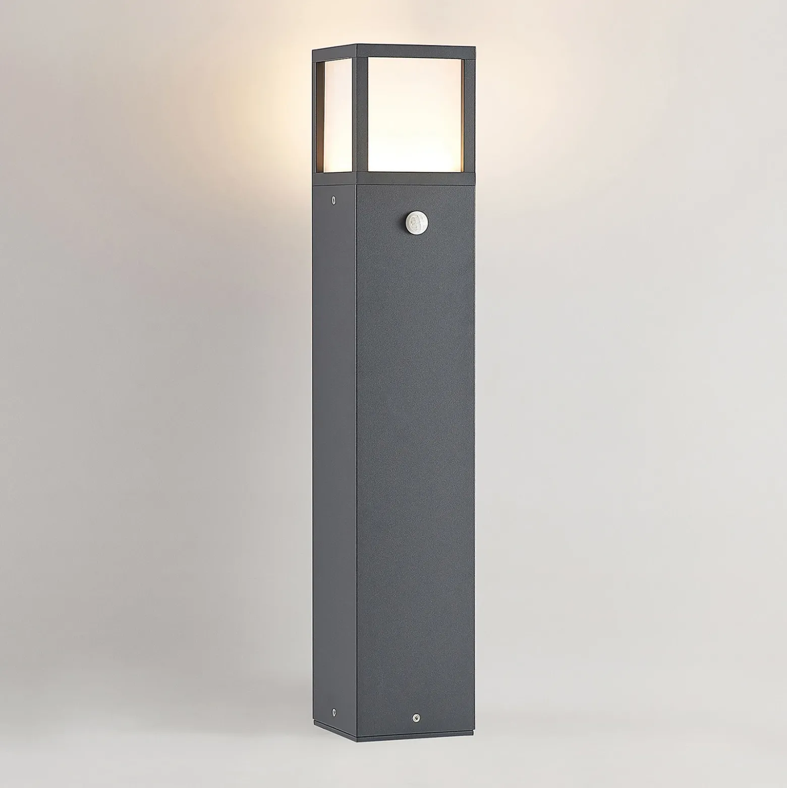 Lucande, bolardo luminoso LED Dewari, detector de movimiento, 65 cm, IP54