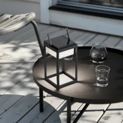Lucande Lámpara de mesa solar LED Tilena, angular, negra, atenuable