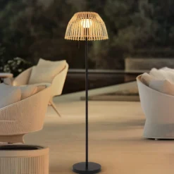 Lucande lámpara de pie LED solar Eligio, bambú, Ø 39 cm, RGB