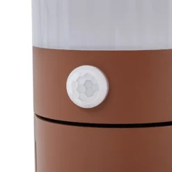 Lucande Lámpara sobremuro Corban, óxido, sensor, enchufes, IP44