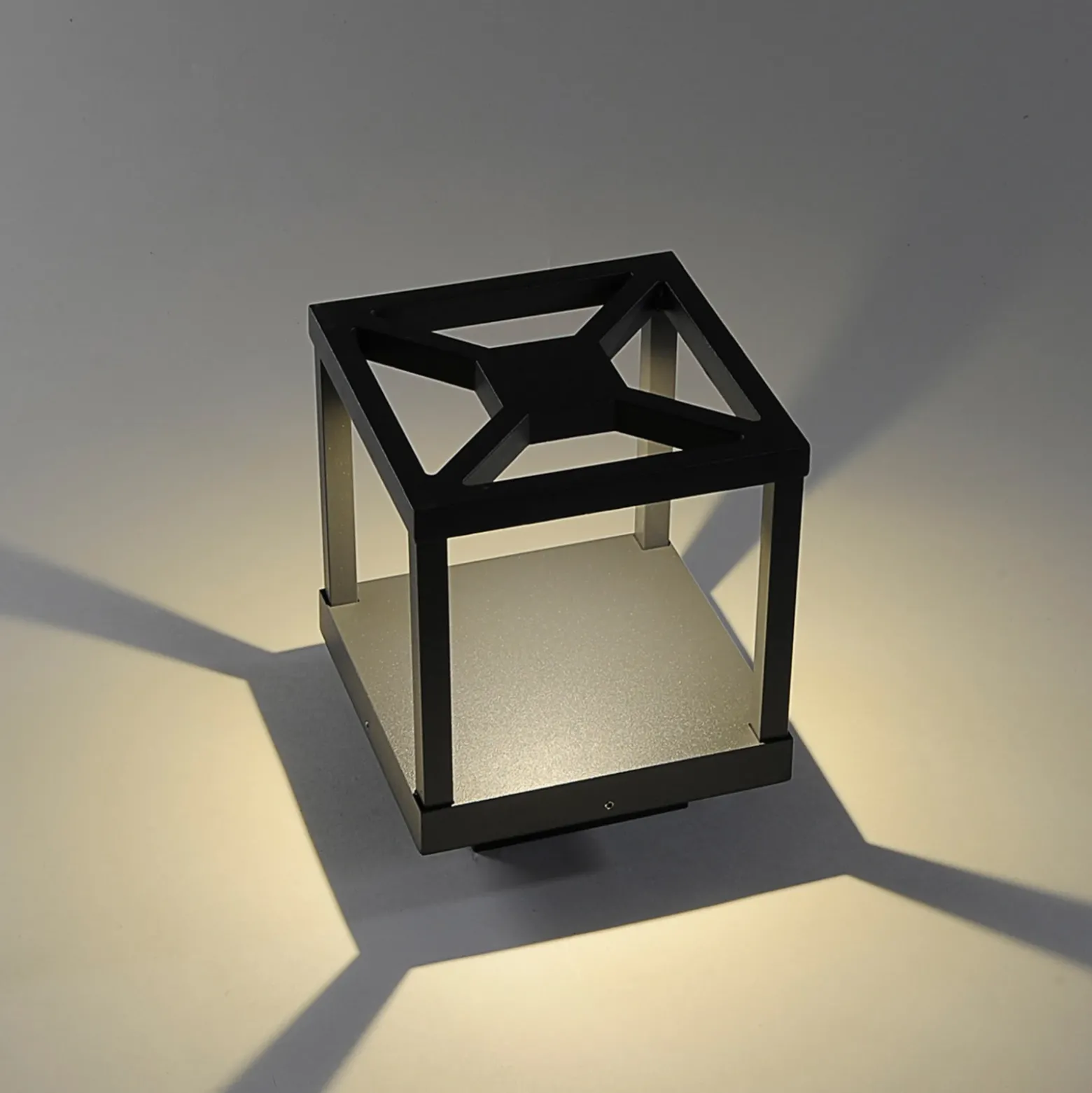 Lucande Lámpara sobremuro LED Lealan, negra, metal, 23 cm, IP54