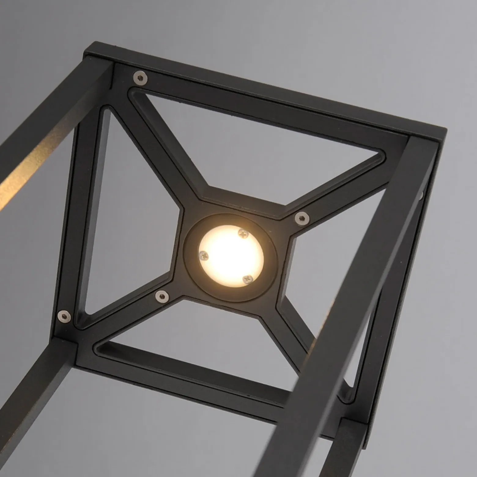 Lucande Lámpara sobremuro LED Lealan, negra, metal, 23 cm, IP54