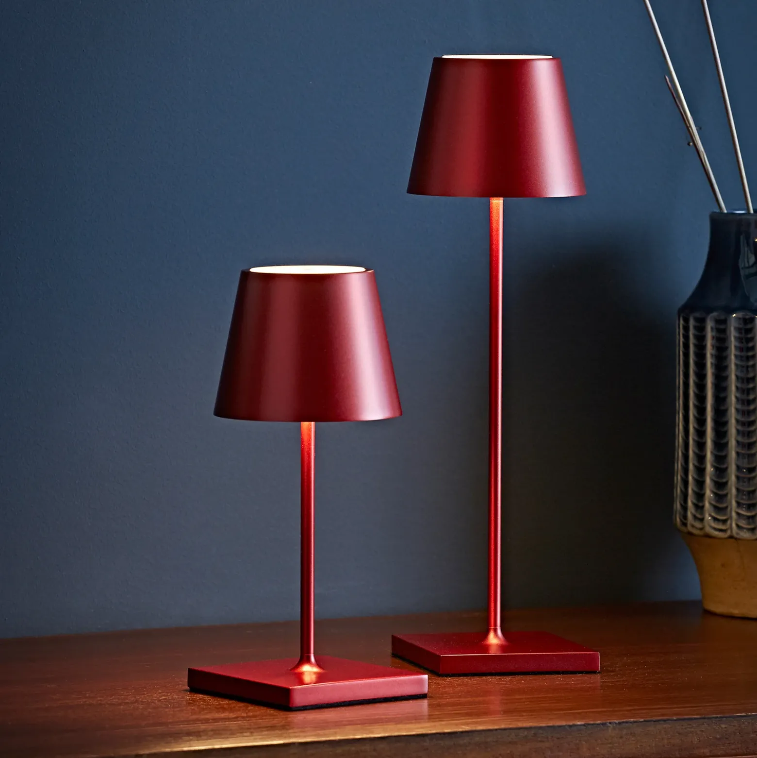 Mini lámpara LED recargable de sobremesa Nuindie, Easy Connect, roja,