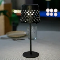 Newgarden Lámpara de mesa LED solar Gretita, negra, metal