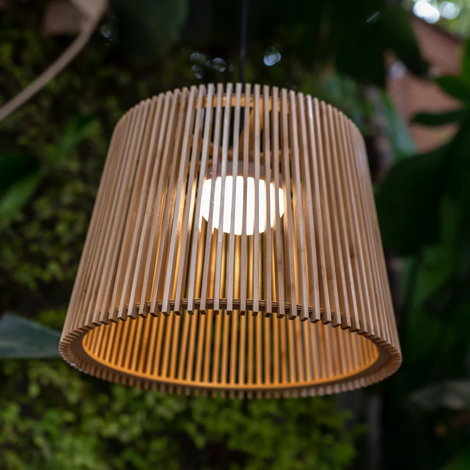 Newgarden Okinawa lampára colgante exterior LED recargable bambú