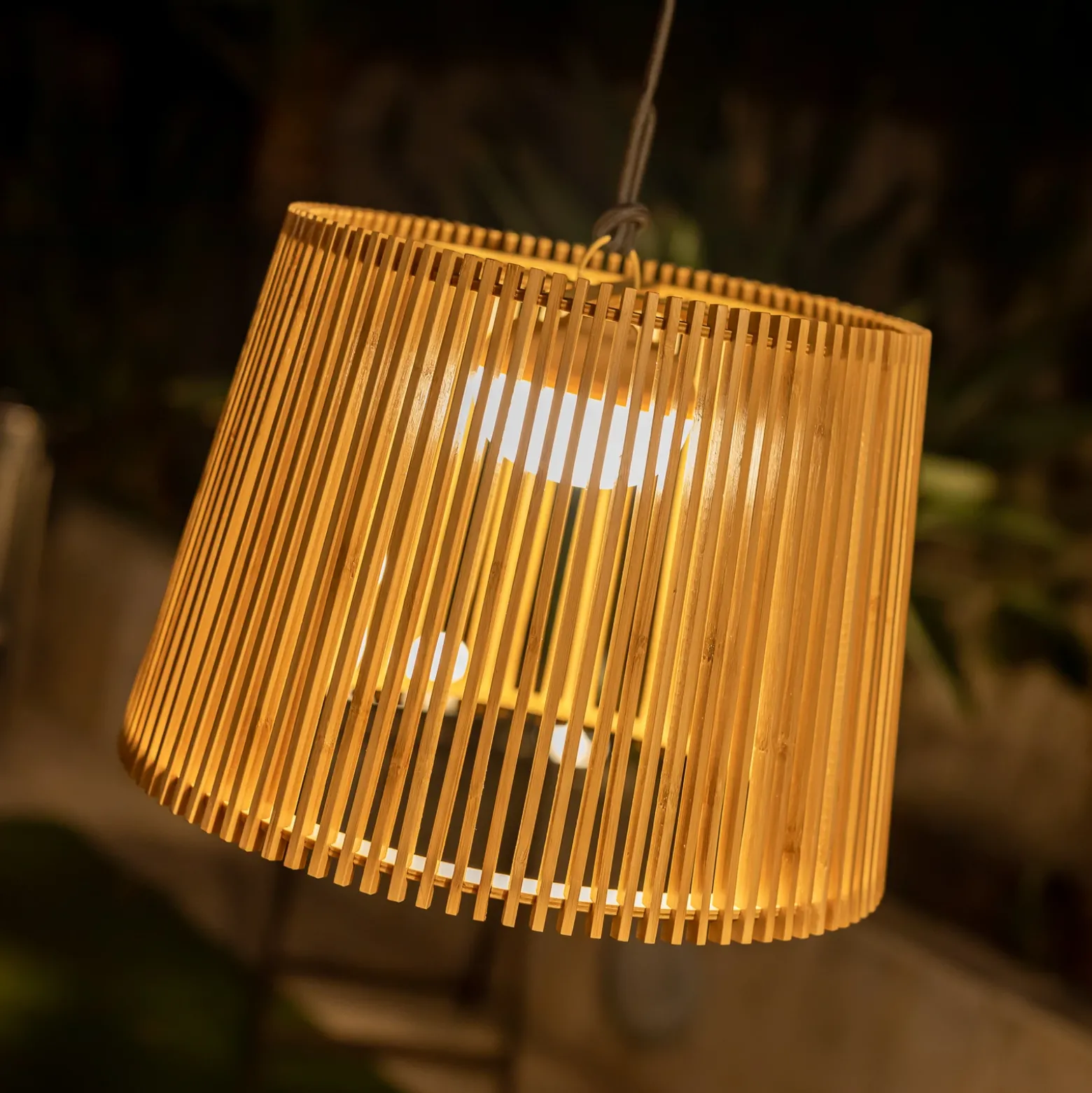 Newgarden Okinawa lampára colgante exterior LED recargable bambú