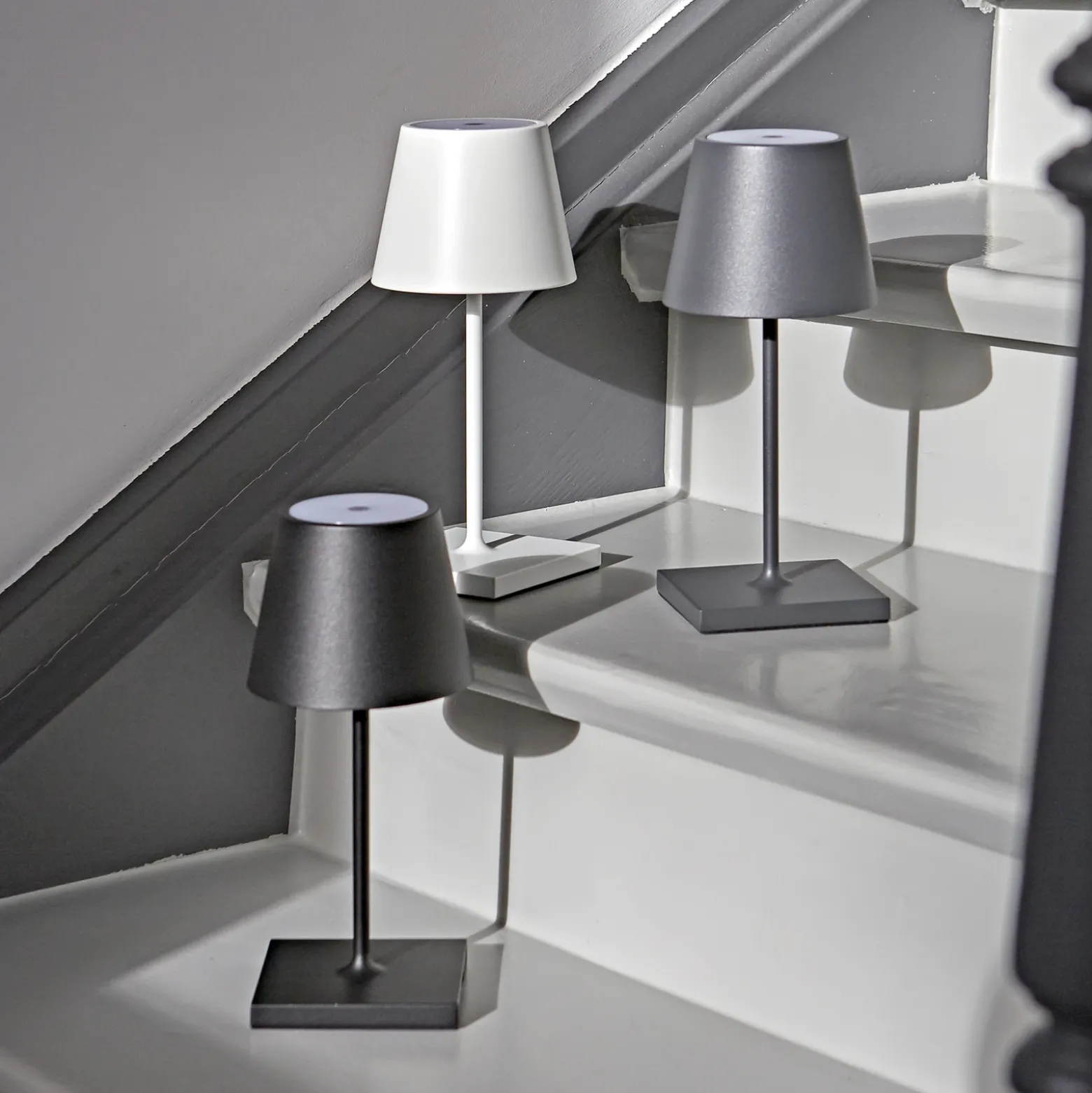 Nuindie mini LED lámpara de mesa recargable, USB, grafito, IP54, atenuable