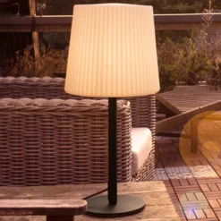 Paul Neuhaus lámpara de mesa para exteriores Falter, IP65, altura 60 cm